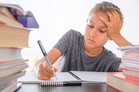 Дети так устали от домашних заданий, что хотят только есть и спать. Почему такая учеба неэффективна